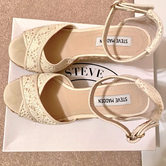 Steve Madden, high wedge, white lace, rope design on wedge. - Picture 1 of 4